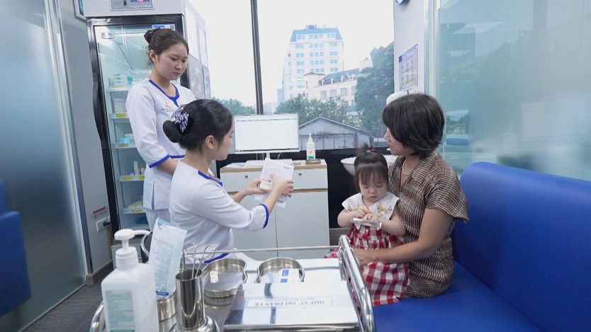 Vắc xin phòng tay chân miệng lần đầu tiên có mặt tại Việt Nam - Ảnh 1.