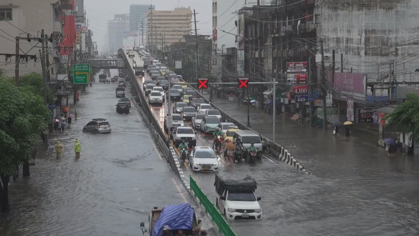 Thái Lan ban bố tình trạng thảm họa lũ lụt tại Bangkok - Ảnh 3.