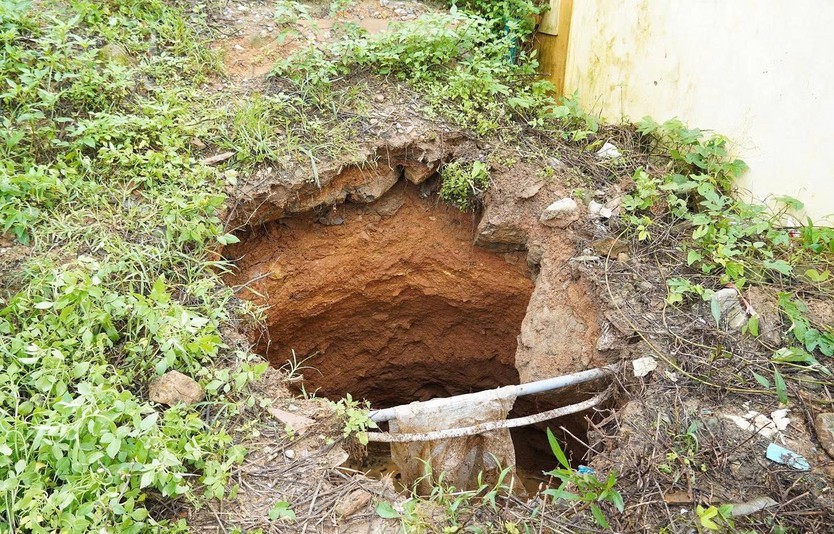 Bảo đảm an toàn cho người dân sống quanh khu vực hai hố sụt ở Quảng Trị - Ảnh 1.