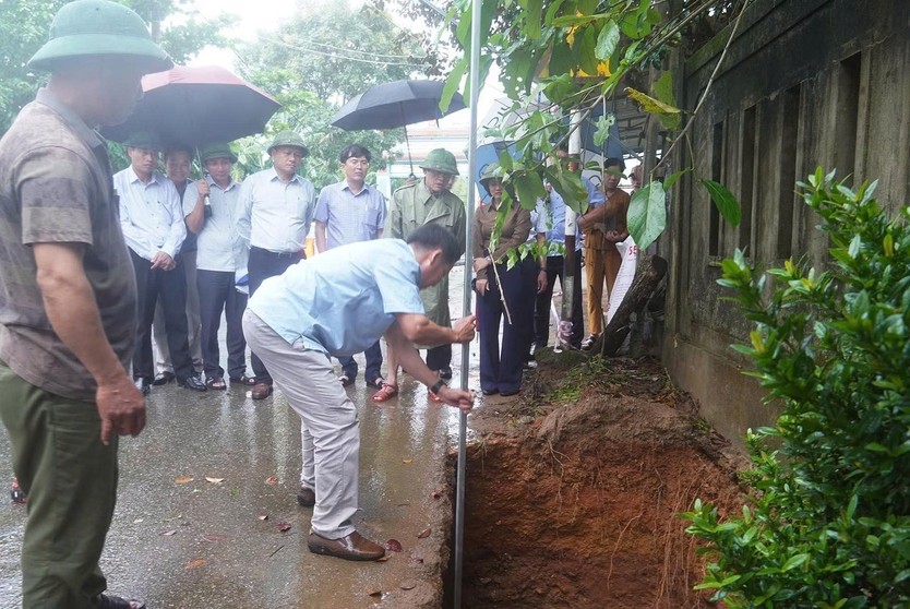 Bảo đảm an toàn cho người dân sống quanh khu vực hai hố sụt ở Quảng Trị - Ảnh 2.