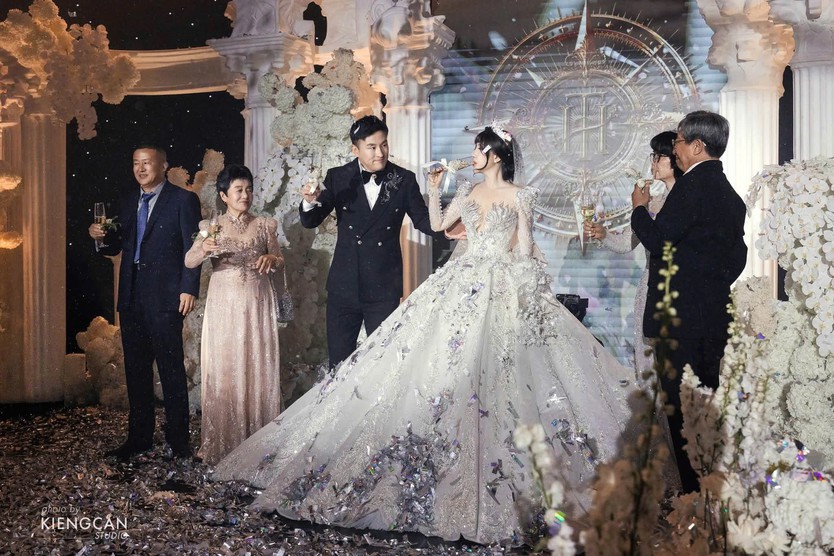 Nhà thiết kế Phạm Đăng Anh Thư tổ chức hôn lễ, khoe khoảnh khắc ngọt ngào bên ông xã - Ảnh 5.
