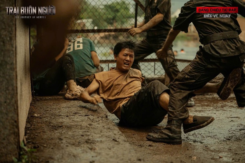 "Trại Buôn Người" vượt 77 tỉ đồng, tiếp tục dẫn đầu phòng vé Việt - Ảnh 4.