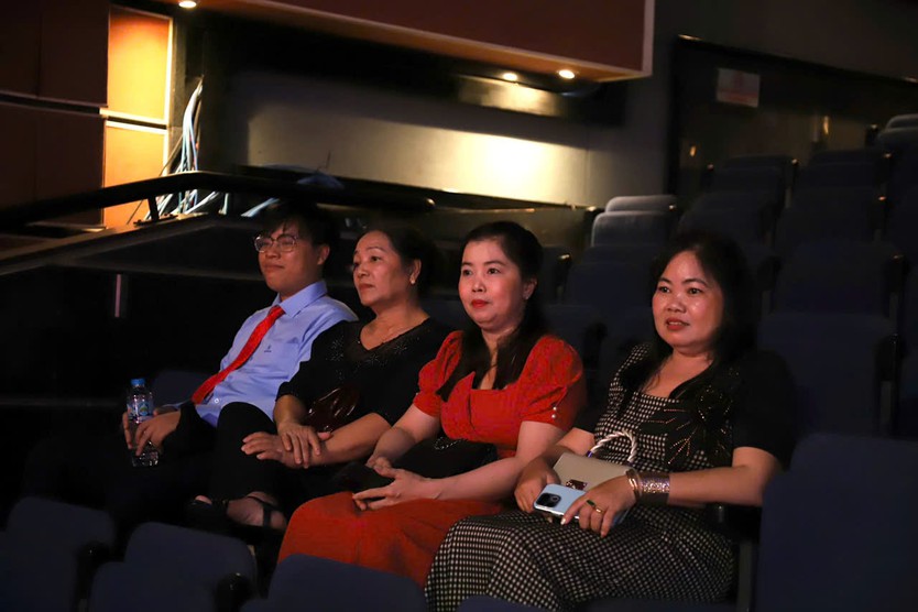 Khi âm nhạc dân tộc chinh phục khán giả bằng một đêm diễn “cháy vé” | Chuông vàng vọng cổ 2026 - Ảnh 3.