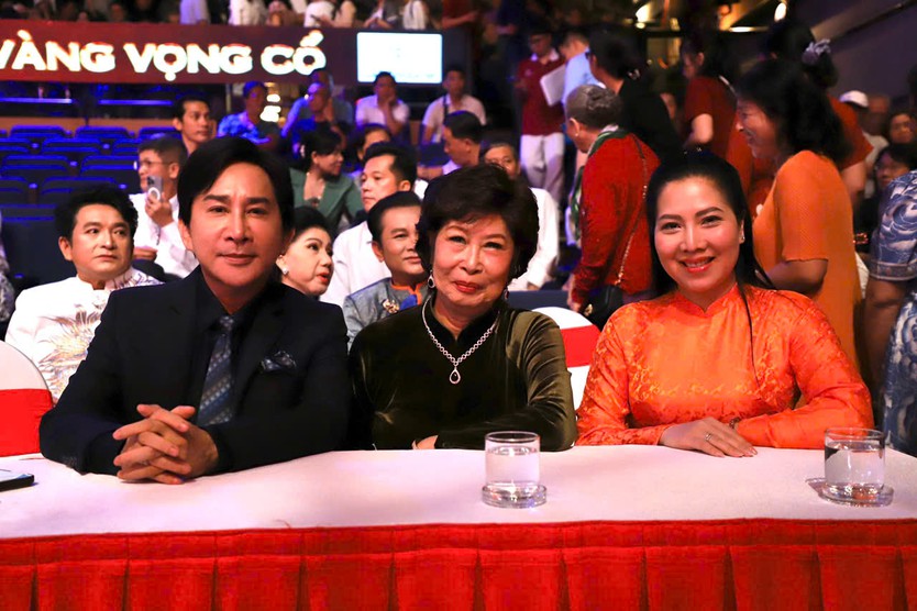 Khi âm nhạc dân tộc chinh phục khán giả bằng một đêm diễn “cháy vé” | Chuông vàng vọng cổ 2026 - Ảnh 15.