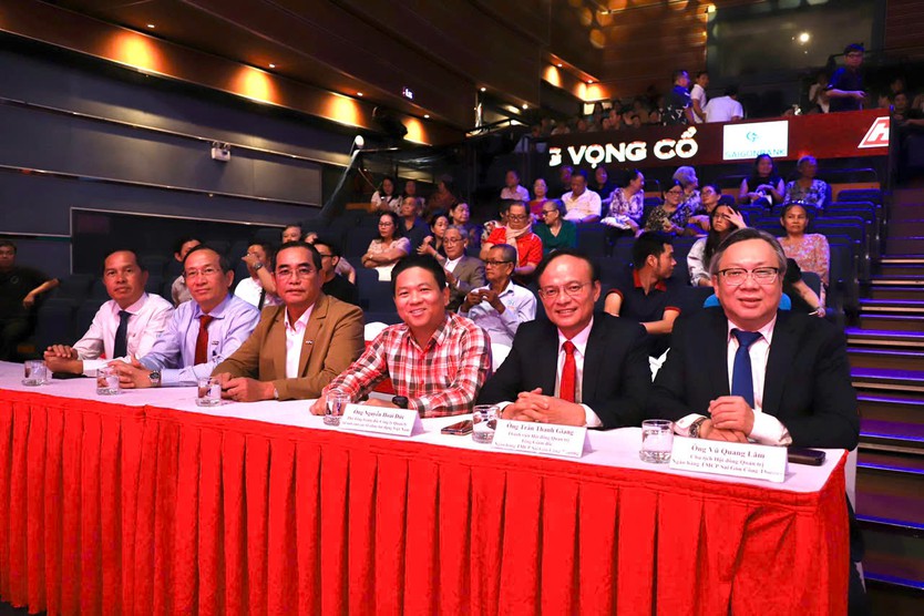 Khi âm nhạc dân tộc chinh phục khán giả bằng một đêm diễn “cháy vé” | Chuông vàng vọng cổ 2026 - Ảnh 14.