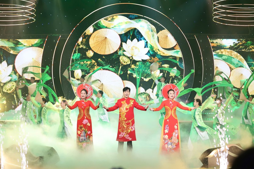 Khi âm nhạc dân tộc chinh phục khán giả bằng một đêm diễn “cháy vé” | Chuông vàng vọng cổ 2026 - Ảnh 28.