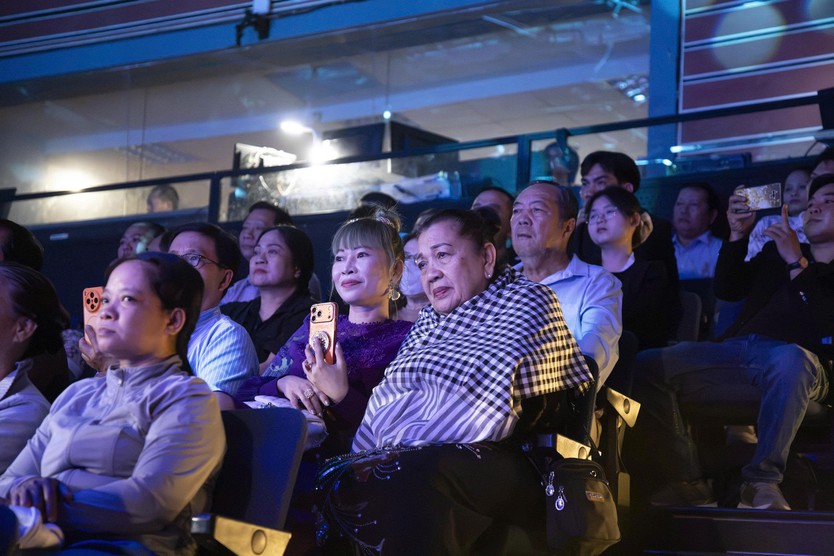 Khi âm nhạc dân tộc chinh phục khán giả bằng một đêm diễn “cháy vé” | Chuông vàng vọng cổ 2026 - Ảnh 36.