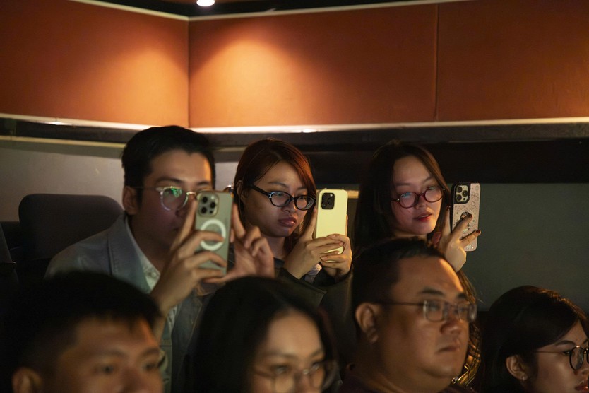 Khi âm nhạc dân tộc chinh phục khán giả bằng một đêm diễn “cháy vé” | Chuông vàng vọng cổ 2026 - Ảnh 38.
