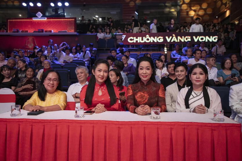 Khi âm nhạc dân tộc chinh phục khán giả bằng một đêm diễn “cháy vé” | Chuông vàng vọng cổ 2026 - Ảnh 16.