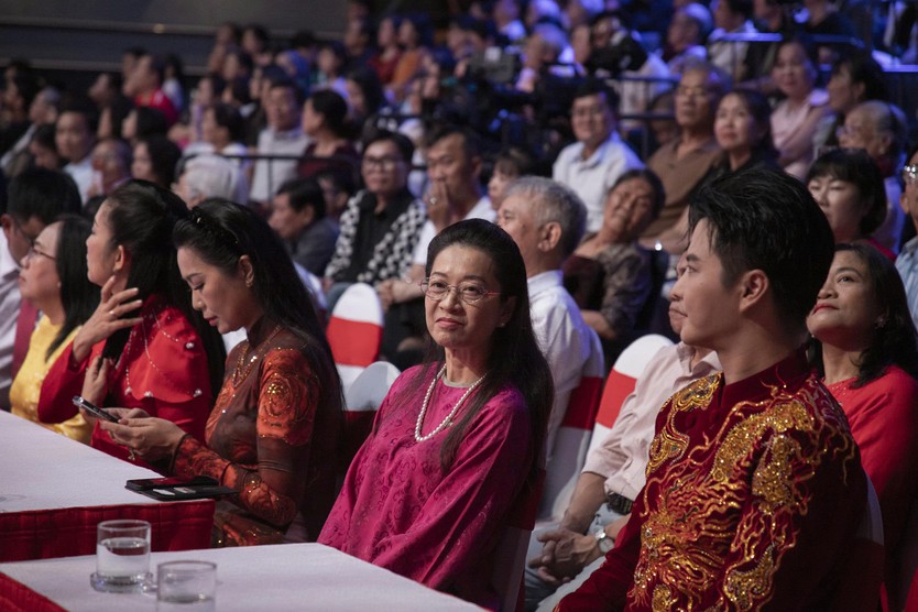 Khi âm nhạc dân tộc chinh phục khán giả bằng một đêm diễn “cháy vé” | Chuông vàng vọng cổ 2026 - Ảnh 17.