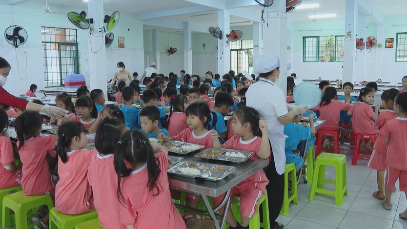 An toàn bữa ăn bán trú: Kiểm soát chặt từ nguồn thực phẩm - Ảnh 1.