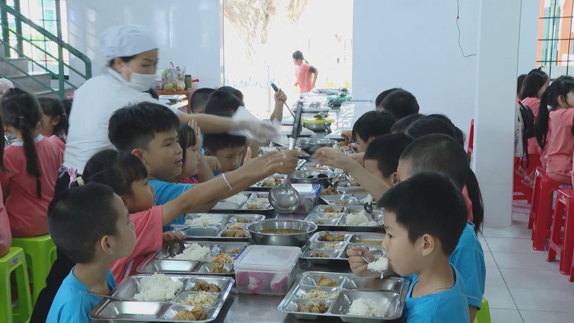 An toàn bữa ăn bán trú: Kiểm soát chặt từ nguồn thực phẩm - Ảnh 2.