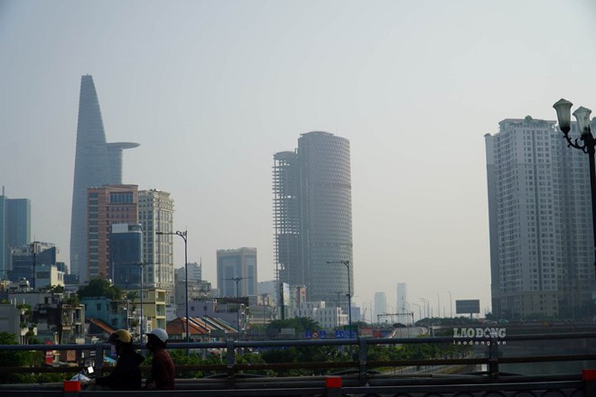 TP. Hồ Chí Minh mù đục sáng 27/9, chất lượng không khí ở mức đáng lưu ý - Ảnh 1.