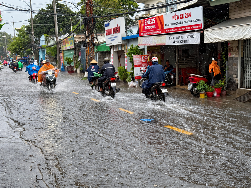 TP. Hồ Chí Minh đối mặt mưa, triều cường chiều 28/9 - Ảnh 3.