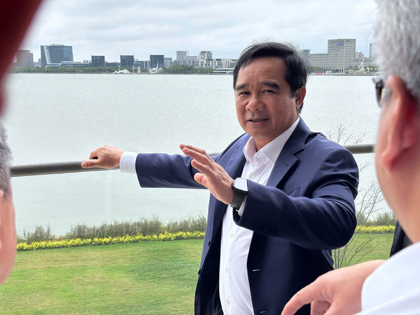 Chủ tịch UBND TP. Hồ Chí Minh Nguyễn Văn Được khảo sát Khu mới Lâm Cảng tại Thượng Hải, Trung Quốc - Ảnh 2.
