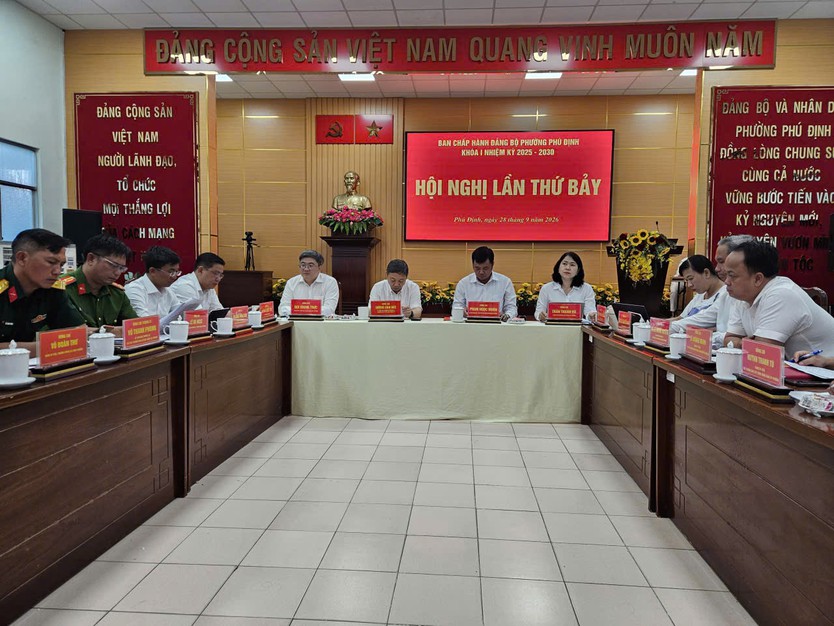 Phường Phú Định đẩy mạnh chuyển đổi số, giải quyết kiến nghị của người dân - Ảnh 1.