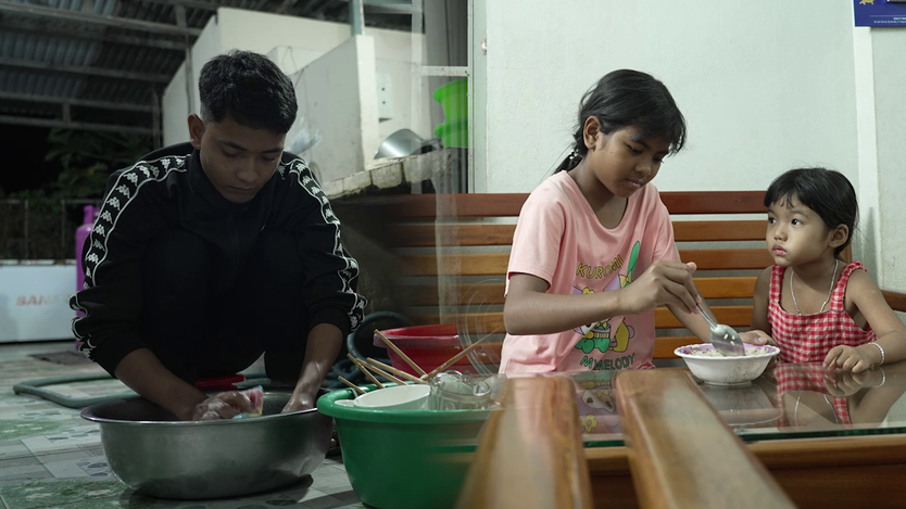 Anh em Raglai vừa học vừa làm chăm mẹ ung thư | Mái ấm gia đình Việt - Ảnh 3.