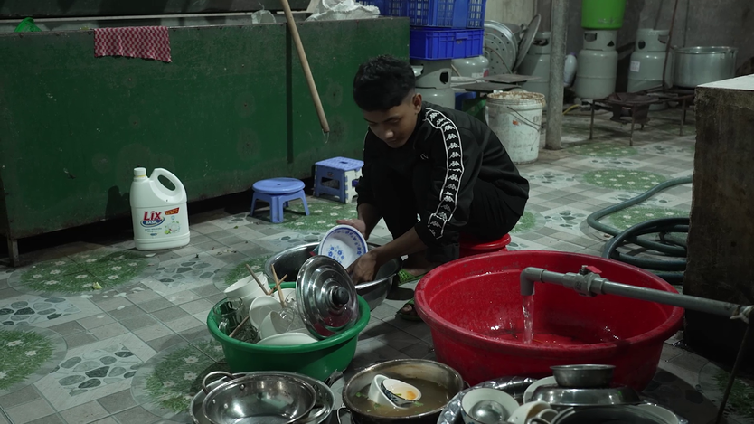 Anh em Raglai vừa học vừa làm chăm mẹ ung thư | Mái ấm gia đình Việt - Ảnh 2.