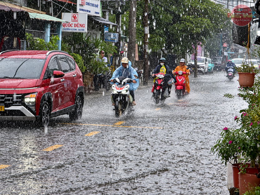 TP. Hồ Chí Minh đối mặt mưa, triều cường chiều 28/9 - Ảnh 4.