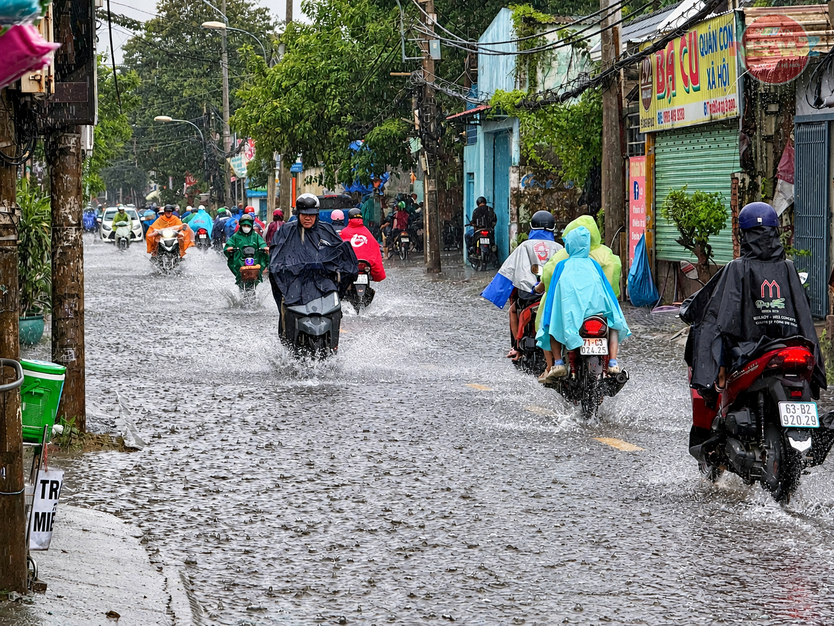 TP. Hồ Chí Minh đối mặt mưa, triều cường chiều 28/9 - Ảnh 5.