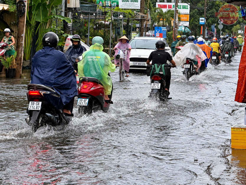 TP. Hồ Chí Minh đối mặt mưa, triều cường chiều 28/9 - Ảnh 6.