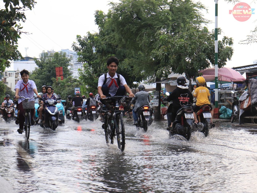TP. Hồ Chí Minh đối mặt mưa, triều cường chiều 28/9 - Ảnh 7.