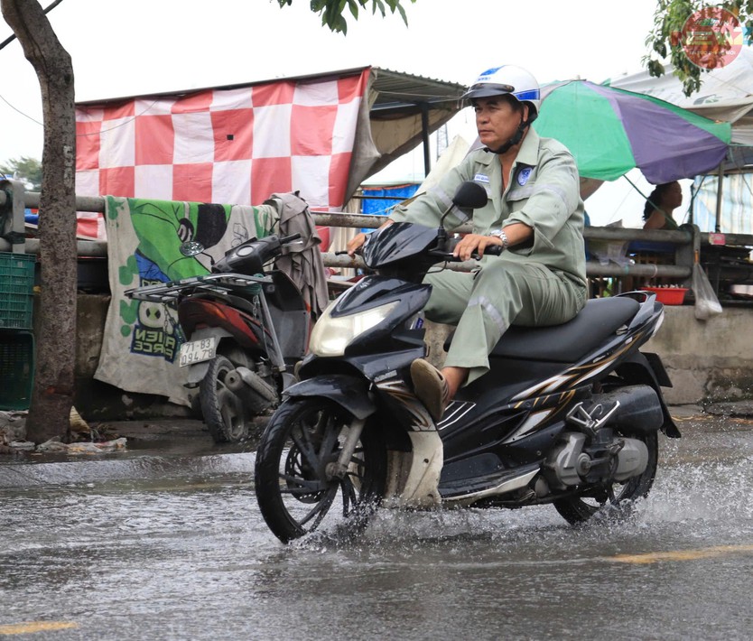 TP. Hồ Chí Minh đối mặt mưa, triều cường chiều 28/9 - Ảnh 8.