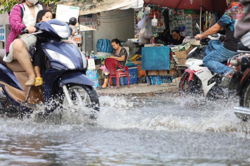 TP. Hồ Chí Minh đối mặt mưa, triều cường chiều 28/9 - Ảnh 1.