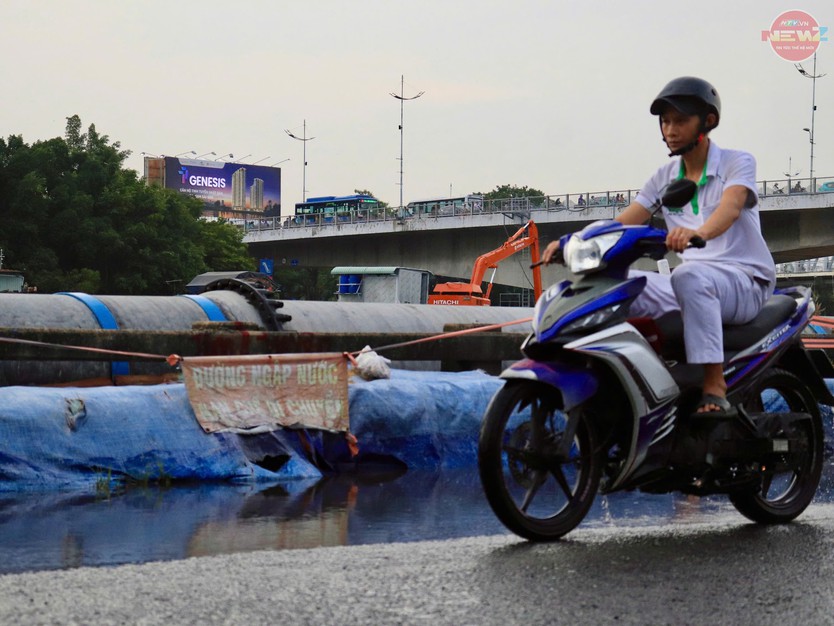 TP. Hồ Chí Minh đối mặt mưa, triều cường chiều 28/9 - Ảnh 9.