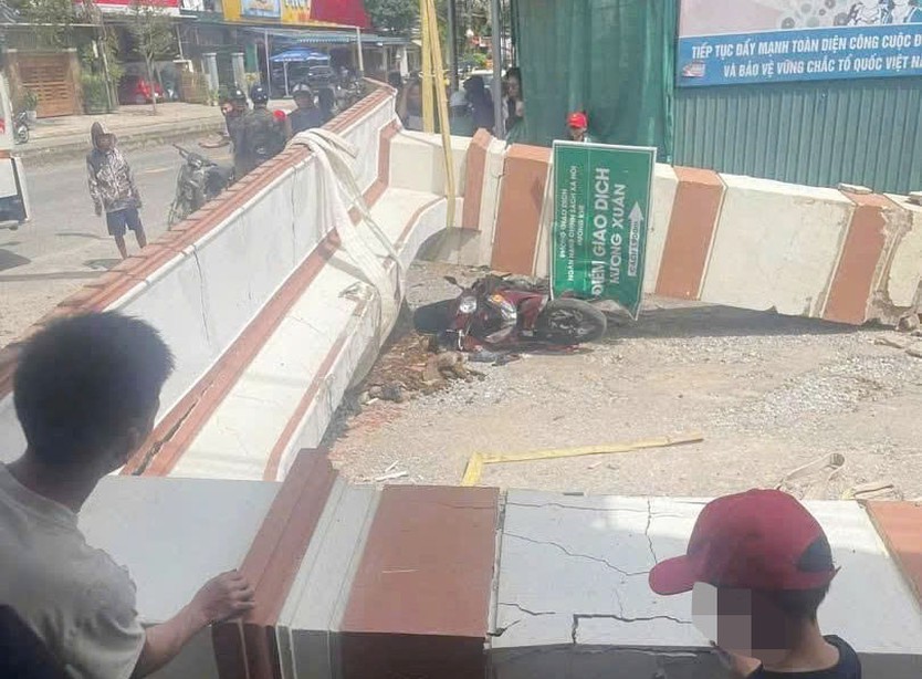 Xe tải cẩu kéo đổ cổng chào, đè phải bé trai học lớp 3 - Ảnh 2.