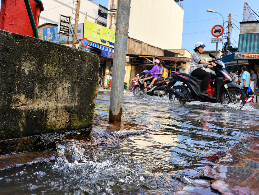 TP. Hồ Chí Minh đối mặt mưa, triều cường chiều 28/9 - Ảnh 11.