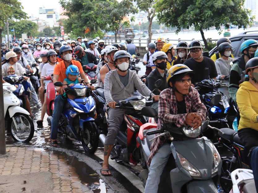 TP. Hồ Chí Minh đối mặt mưa, triều cường chiều 28/9 - Ảnh 2.