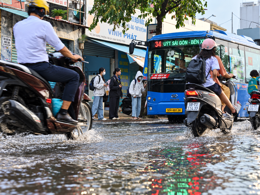 TP. Hồ Chí Minh đối mặt mưa, triều cường chiều 28/9 - Ảnh 10.