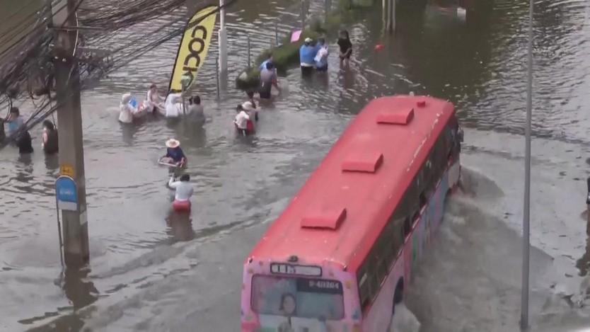 Thái Lan: Áp dụng tình trạng khẩn cấp do Bangkok ngập nặng - Ảnh 2.