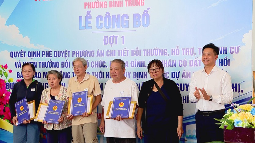 Người dân phường Bình Trưng nhận quyết định bồi thường, hỗ trợ, tái định cư và tiền thưởng bàn giao mặt bằng - Ảnh 1.