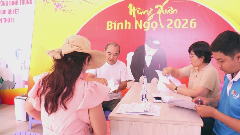 Người dân làm việc với cán bộ phường Bình Trưng về thủ tục bồi thường, hỗ trợ, tái định cư - Ảnh 2.