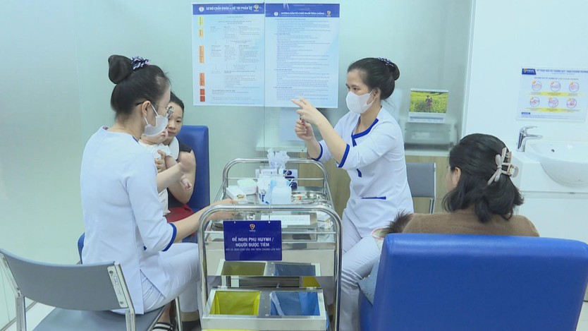 Phụ huynh chủ động tiêm vắc-xin phòng tay chân miệng cho trẻ - Ảnh 1.