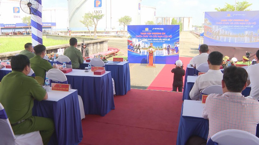 TP. Hồ Chí Minh diễn tập chữa cháy cấp thành phố tại Tổng kho xăng dầu Nhà Bè - Ảnh 1.
