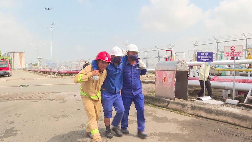 TP. Hồ Chí Minh diễn tập chữa cháy cấp thành phố tại Tổng kho xăng dầu Nhà Bè - Ảnh 2.