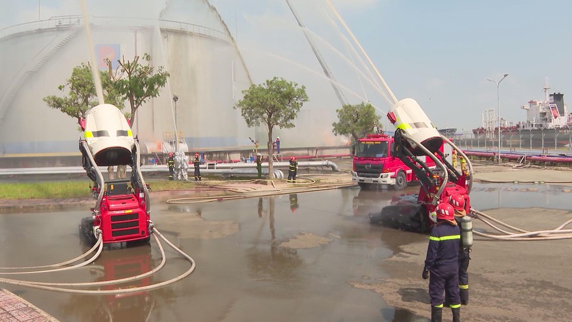 TP. Hồ Chí Minh diễn tập chữa cháy cấp thành phố tại Tổng kho xăng dầu Nhà Bè - Ảnh 2.