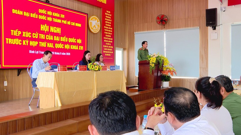 Đại diện Công an phát biểu tại hội nghị tiếp xúc cử tri của Đoàn đại biểu Quốc hội TP. HCM ở phường Bình Lợi Trung - Ảnh 3.