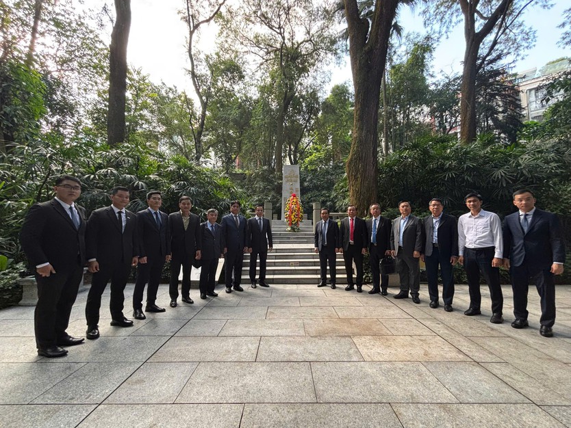 Đoàn đại biểu TP. Hồ Chí Minh viếng mộ liệt sĩ Phạm Hồng Thái tại Quảng Châu, Trung Quốc - Ảnh 3.