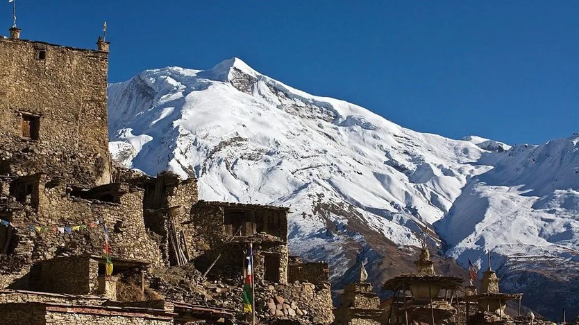 Lở tuyết chôn vùi trại leo núi ở Nepal - Ảnh 1.