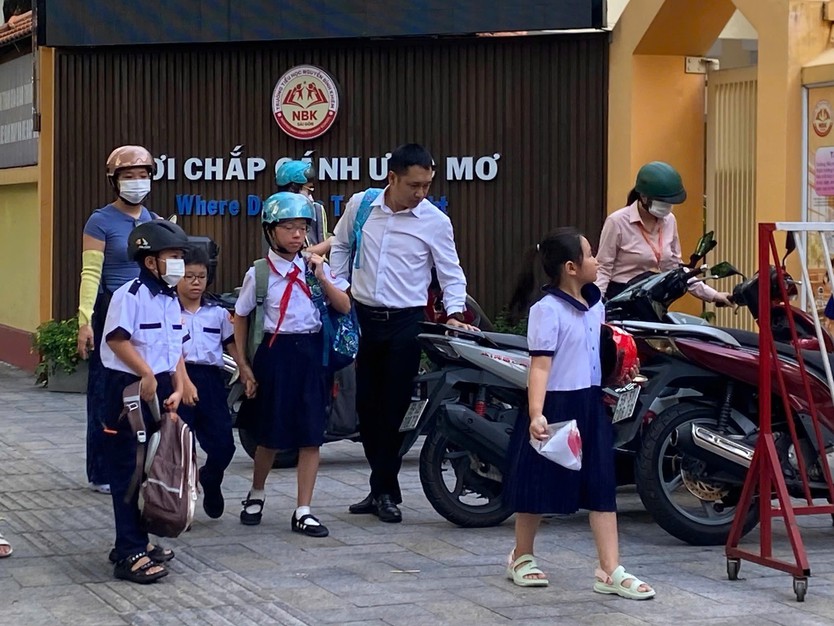 TP. Hồ Chí Minh: học sinh háo hức trở lại trường sau kỳ nghỉ lễ Quốc Khánh - Ảnh 3.