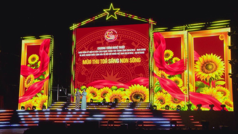 Rực rỡ đêm nghệ thuật mừng Quốc khánh tại Công viên Thành phố mới Bình Dương - Ảnh 1.