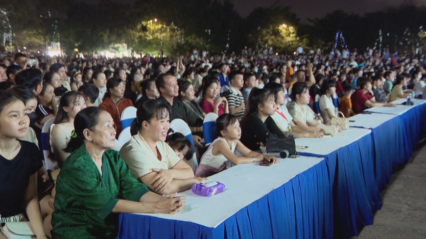 Rực rỡ đêm nghệ thuật mừng Quốc khánh tại Công viên Thành phố mới Bình Dương - Ảnh 2.