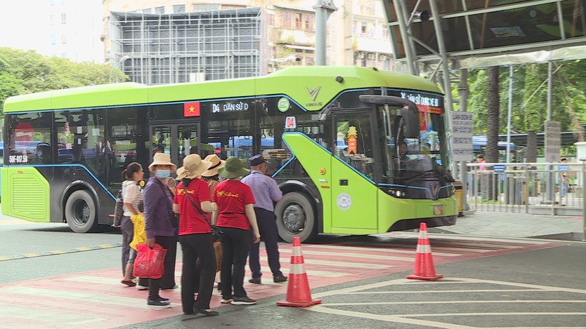 Người dân trở lại TP. Hồ Chí Minh sớm, tránh ùn tắc cuối kỳ nghỉ lễ  - Ảnh 4.