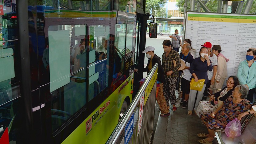 Miễn vé xe buýt góp phần thu hút người dân sử dụng giao thông công cộng - Ảnh 3.