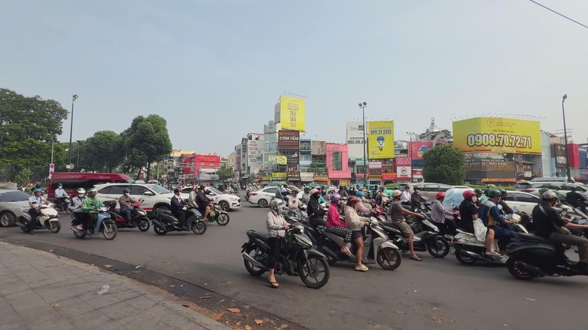 Xe máy và ô tô đông đúc trên đường phố TP. Hồ Chí Minh - Ảnh 1.