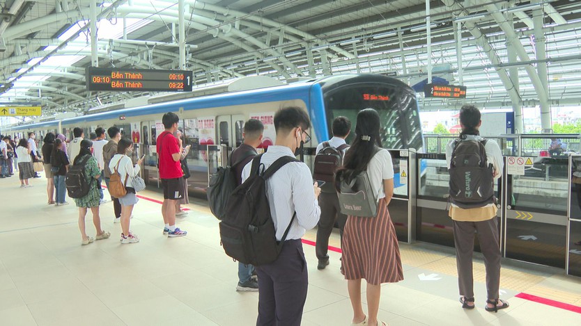 Người dân chờ lên Metro số 1 tại ga TP. Hồ Chí Minh - Ảnh 6.